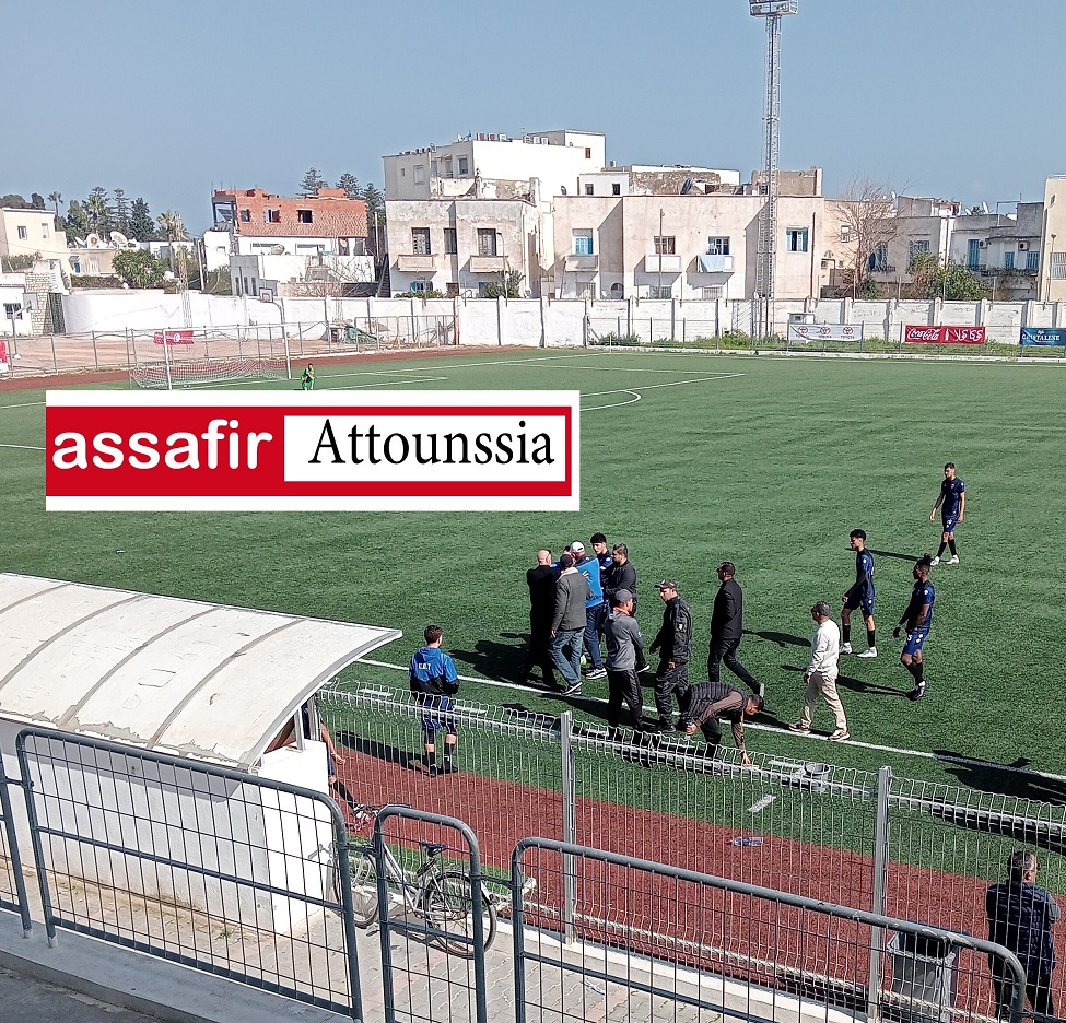 غريب : لاعب يعتدي على مدربه في ملعب الكرم